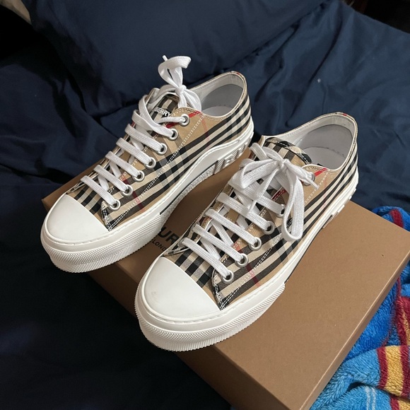 BRAND NEW BURBERRY SNEAKER SZ 8.5M - Picture 1 of 4